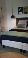 Zimmer mit Kingsize-Bett und Poolblick