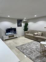 شقة مميزة مكونه من غرفة نوم وصاله جلوس ومطبخ مختصر ودورة مياة - B&B