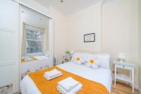 NOTTING HILL & HYDE PARK, PRIME LOCATION, Cozy 2-3 bed apartment, Close to KENSINGTON PALACE & OXFORD ST,1 minute to tube - Chambres d’hôtes