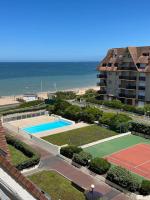 Beau studio avec accès plage, jardin, piscine, tennis, vélos, Netflix - B&B Cabourg