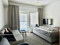 Rauhallinen studio isolla parvekkeella - B&B