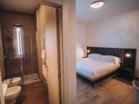Habitación con cama grande y balcón