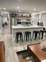 Stylish English Basement Perfect for Long Stays - Chambres d’hôtes