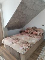 Zimmer mit Kingsize-Bett und Bergblick