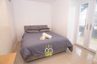 Affleck Stay 1 - SJA Stays - Modern 2 Bed Apartment - With Parking - B&B