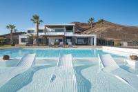 Villa Volcán con piscina e impresionantes vistas al mar, pádel y mini golf en Montaña Roja - B&B Playa Blanca