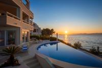 La Villa - BEACHFRONT - INFINITY HEATED POOL - NEW - Chambres d’hôtes Sutivan