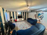 Best Location Fun 2 Living Rooms and Game Room - B&B
