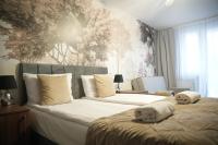 Habitación con cama extragrande y balcón