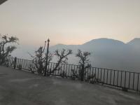 Hilltop Valley View 4 BHK Villa Nainital near Kainchi Dham - Chambres d’hôtes