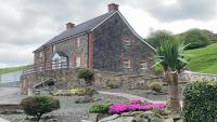 Luxury 5-Bed Farmhouse - Sleeps 8 & Hot Tub - Chambres d’hôtes Brecon