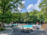 Luxurious Poconos Retreat - Hot Tub, Sauna, Games - Chambres d’hôtes East Stroudsburg