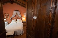 Zimmer mit Kingsize-Bett und Balkon
