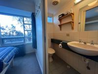 Zweibettzimmer mit Bad