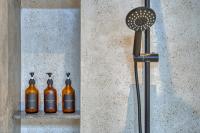 Luxury Industrial-Style 2BR Villa Kirma Near the Beach - Chambres d’hôtes Canggu