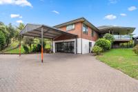 Private 4BR Family Retreat with Huge Garden near Lake Rotorua - B&B Rotorua