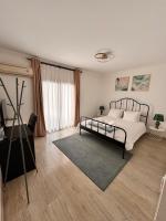 Suite con cama grande y balcón
