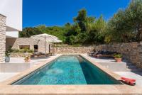Villa Praska with private 28,5 sqm pool, 3 en-suite bedrooms, Sauna, 1km to Beach - Chambres d'hôtes Podstrana