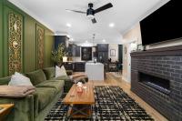 3 King Bd with Hot Tub & Minutes to Dollywood! - Bed and Breakfast Sevierville