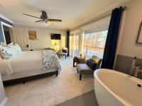Habitación con cama grande y bañera de hidromasaje
