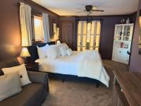 Habitación con cama extragrande y balcón