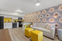 TreeHouse Lodge Walk to Beach Pet-Friendly 102 - B&B Myrtle Beach