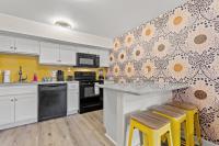 TreeHouse Lodge Walk to Beach Pet-Friendly 202 - B&B Myrtle Beach