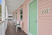 TreeHouse Lodge Walk to Beach Pet-Friendly 202 - B&B Myrtle Beach