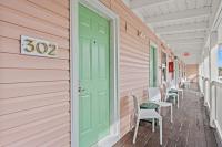 TreeHouse Lodge Walk to Beach Pet-Friendly 302 - B&B Myrtle Beach