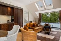 Ben Lomond 2 -Top-floor lakeshore apartment - Bed and Breakfast Queenstown