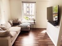 Modern Two Bed Glasgow Apartment with Free Parking - Bed and Breakfast