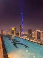 New Luxury SeaView 2Bed - Spectacular Rooftop Infinity Pool, Bar & Burj Views! - Chambres d’hôtes Dubaï