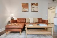 Sunny 2BDR in SM Pool & Gym - 5 min to the beach! - B&B Los Angeles