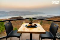 StayVista at The Cloudscape with WiFi, Lawn, AC - B&B