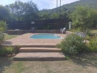 Chalet 2 Camping Style at Cynthias Country Outside bathrooms - Chambres d'hôtes Hartbeespoort