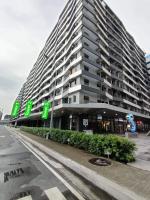 Cozypura Staycation near MOA, Airport , with free fast WIFI, Netflix and pay parking - B&B Manila