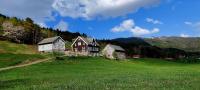 Heggjabygda Gjestegard utenfor Nordfjordeid - historisk tømmerhus i landlige omgivelser - B&B Nordfjordeid