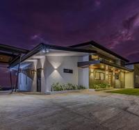 Modern Home with Spectacular Ocean and Mountain View - Chambres d’hôtes