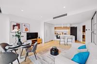 Lux CBD Escape 2BR Apartment with Pool Gym Sauna - B&B Melbourne