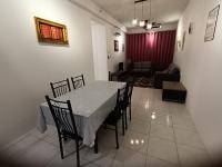 Naanee Homestay near Putrajaya Cyberjaya - musleem only - Ferienwohnung Kampung Dengkil