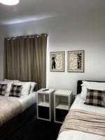 Sleek 3-Bed Birmingham House with Parking, Best for Contractors, Near Local Shops, Cafés & Pubs - B&B Birmingham