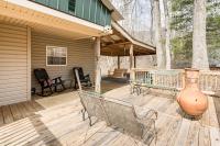 7 Mi to Lake Chatuge: Creekside Cabin w/ Decks! - Chambres d'hôtes Elf