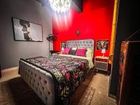 Zimmer mit Queensize-Bett und Gartenblick