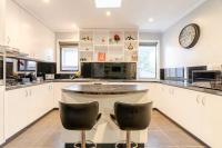 Huge 4BR Pool Table & 75" TV - Chambres d’hôtes Ballarat