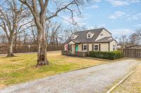 Big Cozy House 3 mi to Downtown with Outdoor Fire Pit - Chambres d’hôtes Nashville