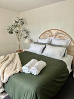 Cosy 3 Bedroom Home near airport with free parking - Chambres d'hôtes Auckland