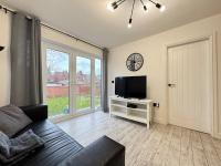 Modern 2 Bedroom Apartment - Allocated Parking - Near Hospital & Racecourse - Ferienwohnung