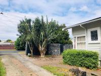 5 Bedroom House A with 13 Beds including 6 Double Beds, 2 Single Beds, and 5 Sofa Beds - B&B Auckland