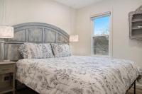 Adorable 2BR Hot Tub Close to Attractions - Bed and Breakfast