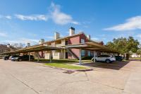 Gated 2BR Townhouse, Pool & Patio, Near Museums - B&B Houston